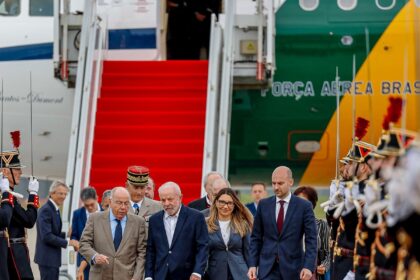 Lula chega a Paris para visita de Estado e encontro com empresários